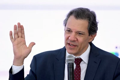 Haddad nega que estude tributar empresas de petróleo e bancos para compensar desoneração da folha